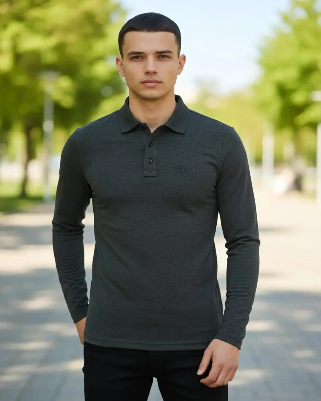 Uzun kollu polo yaka tişört giyen erkek model, parkta